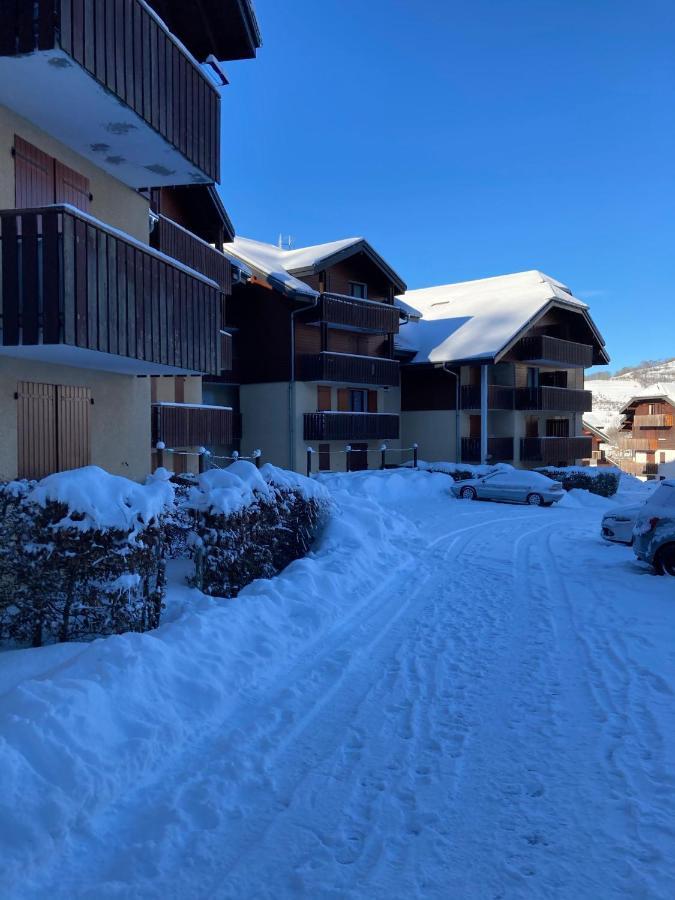 Appartement 2 Pieces Pieds Des Pistes Terrasse Face A La Montagne بيرنيكس المظهر الخارجي الصورة